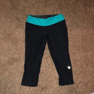Size Small dark grey crop exercise leggings.